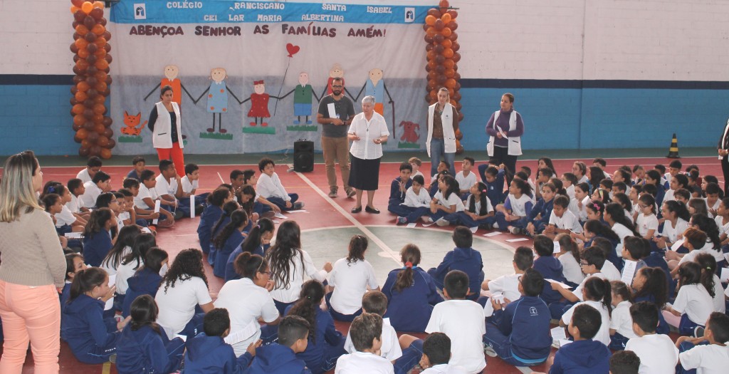 Estudantes celebram Santa Clara refletindo sobre a misericórdia