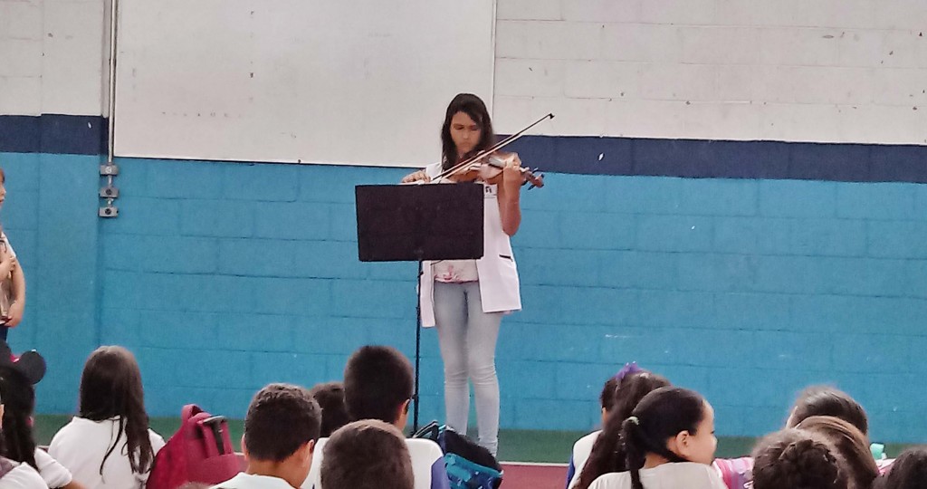 Apresentação de violino aos estudantes