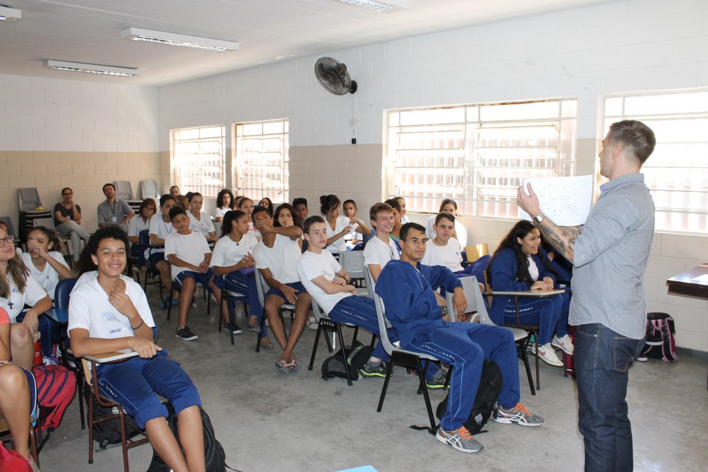 Thiago Martins visita o Santa Isabel