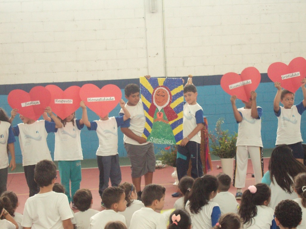 Santa Isabel é celebrada com devoção e criatividade no Colégio